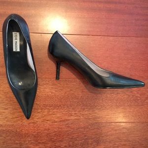 Black leather pumps Steve Madden